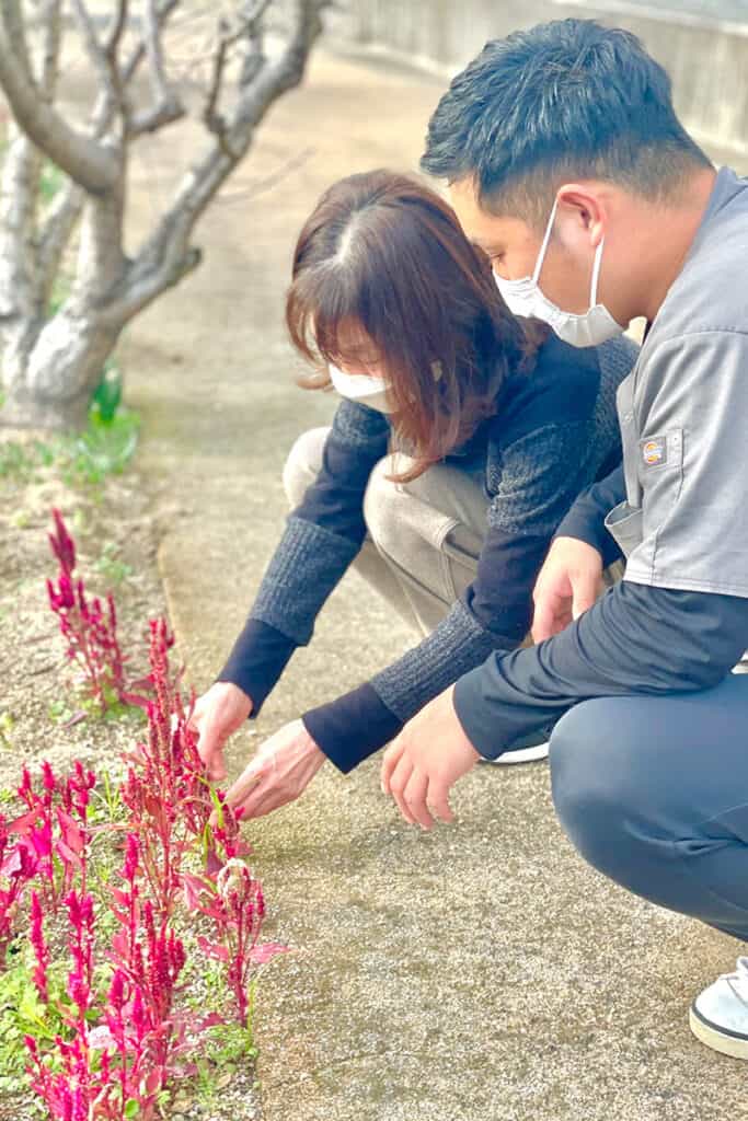 庭の手入れをする女性とセラピスト