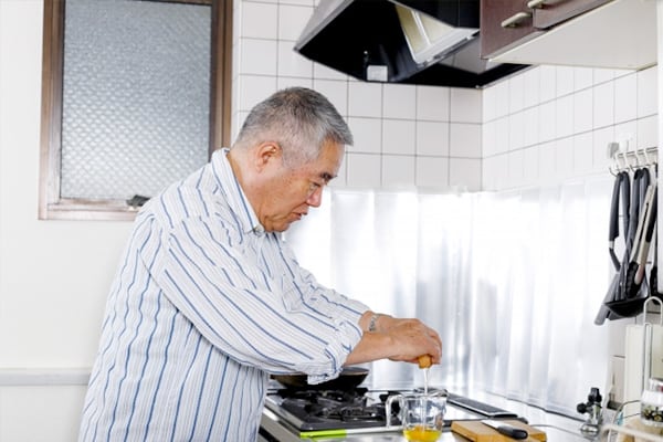 料理をする高齢男性